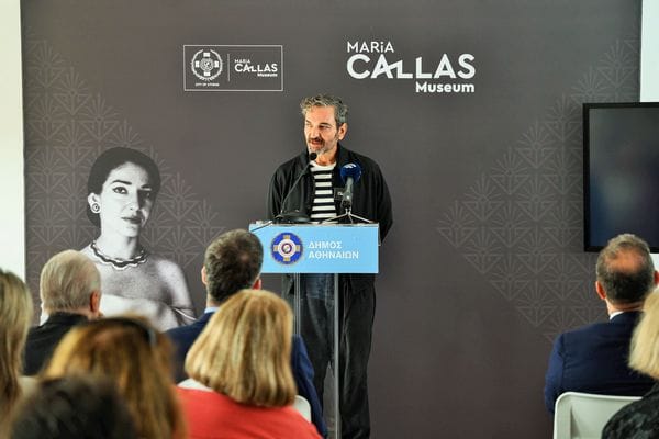 Eind vorig jaar opende het eerste museum ter ere van de legendarische Griekse sopraan Maria Callas in Athene haar deuren. De opening viel samen met de honderdste verjaardag van haar geboortedag (2 december 1923). Het Maria Callas Museum is een neoclassicistisch gebouw van drie verdiepingen aan de Mitropoleosstraat nummer 44 in het centrum van Athene. In het museum zijn ongeveer duizend objecten te zien van, of gerelateerd aan Maria Callas. Er zijn onder anderen operakostuums, juwelen, zeldzame foto’s, portretten, lp’s en verschillende persoonlijke items te bewonderen, maar er is ook veel beeld- en geluidmateriaal. Het museum, dat een echte ‘Callas-experience’ belooft, is het resultaat van jarenlang verzamelen van Callas-objecten, onder anderen door de gemeente Athene. De eerste museumstukken werden verkregen via een veiling in Parijs in 2000. Daarna is de collectie gestaag verrijkt door bijdragen en giften van particulieren en instanties, zoals het echtpaar Pilarinos en de Maria Callas Hellenic Association. De opening van het museum werd verricht Kostas Bakoyannis, tot voor kort burgemeester van Athene. “Athene is dit museum verplicht aan de legendarische Divina. En het maakt de stad Athene trots”’, aldus de voormalige burgervader. Foto: Maria Callas Museum
