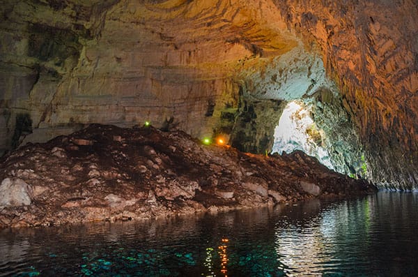 De Melissani-grot op Kefalonia
