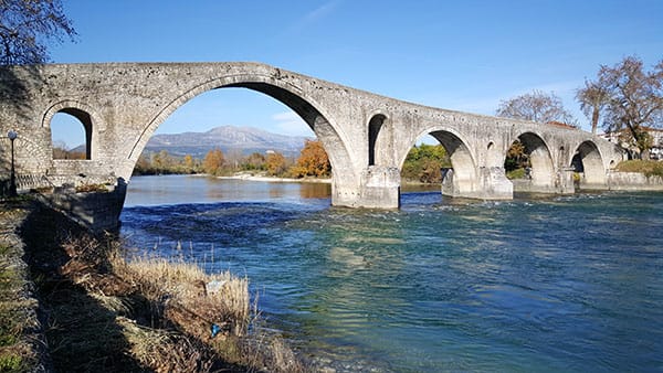 Iconische stenen brug van Arta